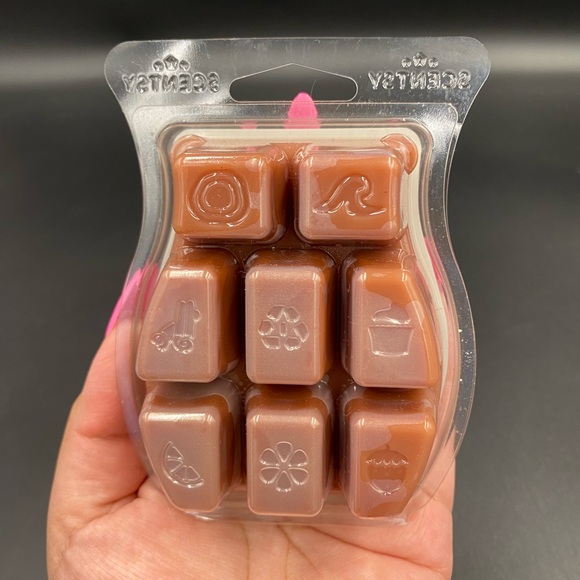 Scentsy Maple Rum 3.2fl oz cake wax melts - Picture 3 of 3